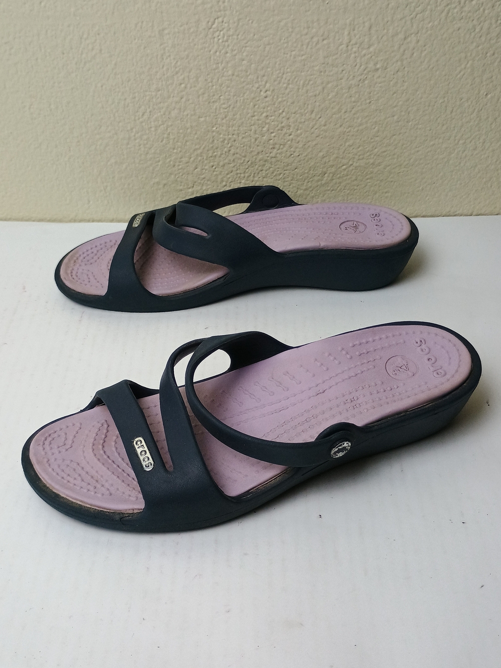 Crocs Patricia 7 Women’s Navy Wedge Sandal with Lavender Footbed Mule Silhouette